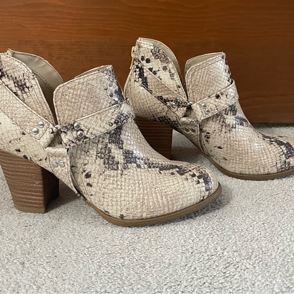 Fergalicious Boots snake skin low ankle 6.5